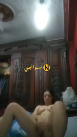 شرموطة هيجانة اووي بتتصور لحبيبها ملط وهي بتفشخ كثها وتضرب سبعة علي السرير – سكس الظلام